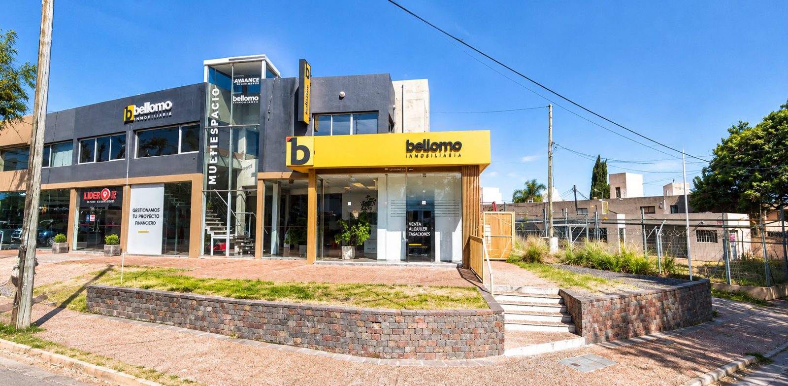 Frente de la oficina de Bellomo Inmobiliaria en Río de Janeiro 1328, Villa Allende